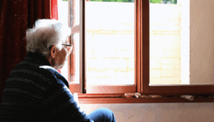 Été 2025. Les valises se bouclent, les gares bourdonnent, les réseaux sociaux s’illuminent de photos de plages. Derrière ces scènes lumineuses se cache un revers bien sombre : l’isolement parental touche un nombre inégalé de seniors invisibles. Dans les appartements [&hellip;]