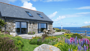 L’île d’Ouessant, écrin breton balayé par les vents de l’Atlantique, cultive une identité singulière faite de paysages sauvages et de traditions séculaires. Dans cet environnement insulaire, chaque nécessité du quotidien prend une teinte particulière. C’est d’autant plus vrai pour l’accueil […]